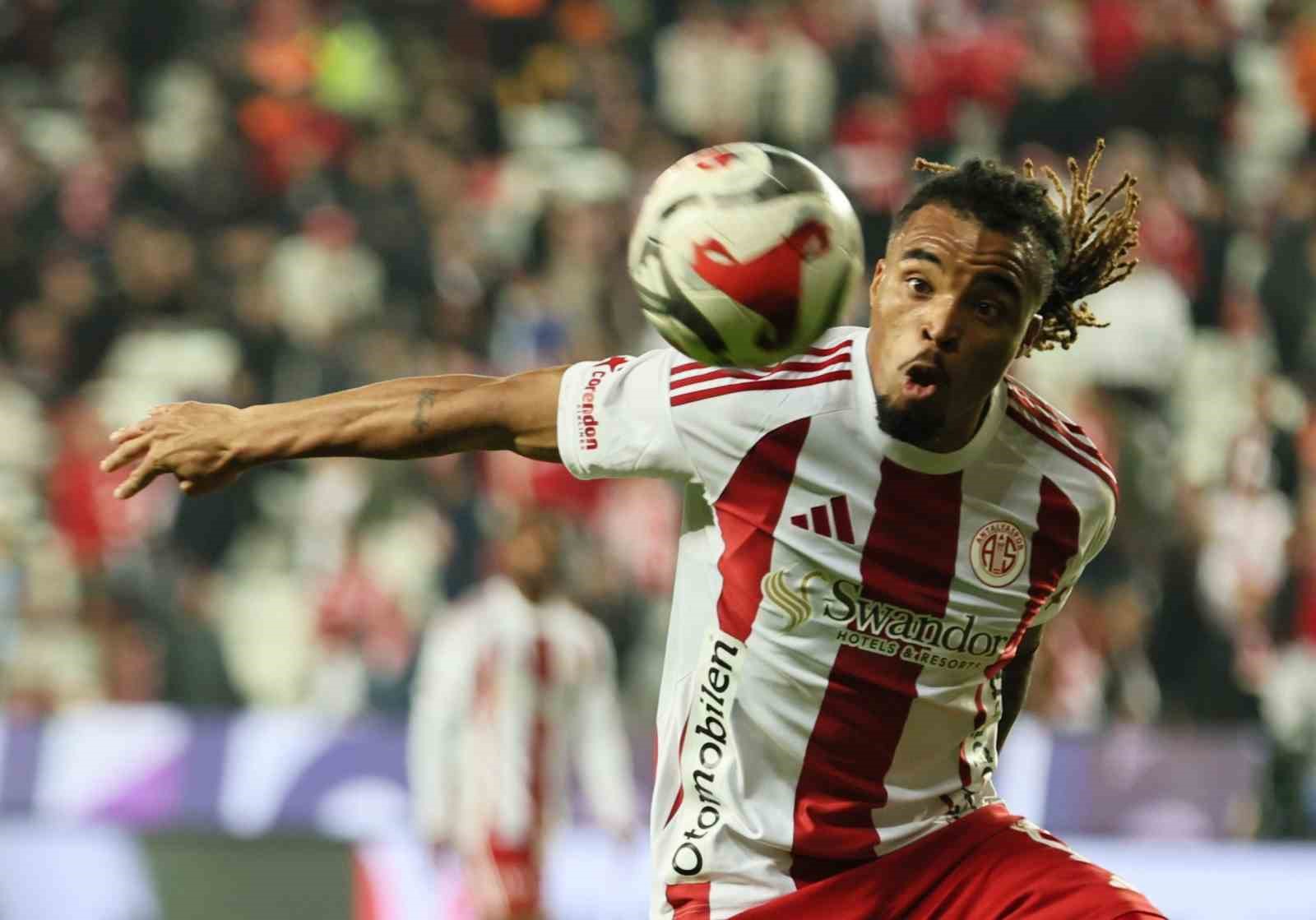 Trendyol Süper Lig: Antalyaspor: 2 - Samsunspor: 0 (İlk yarı)
