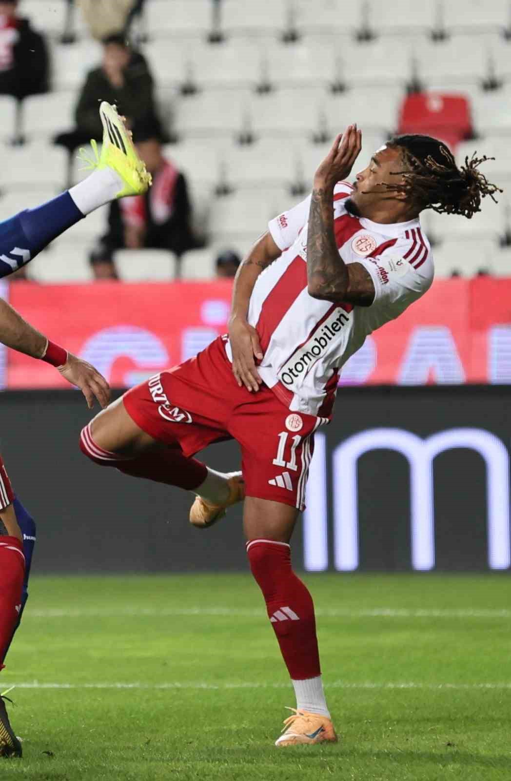Trendyol Süper Lig: Antalyaspor: 2 - Samsunspor: 0 (İlk yarı)
