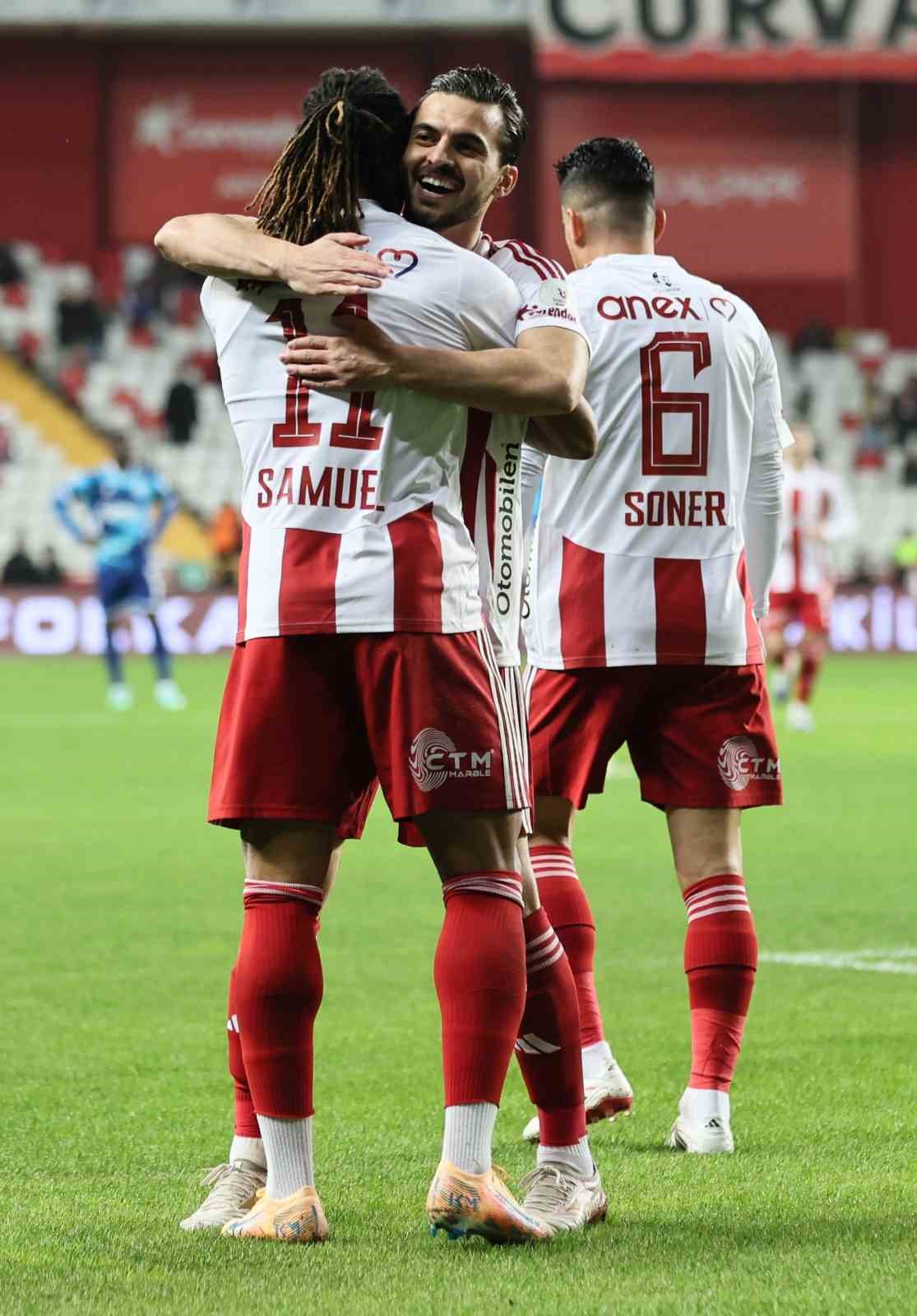 Trendyol Süper Lig: Antalyaspor: 2 - Samsunspor: 0 (İlk yarı)
