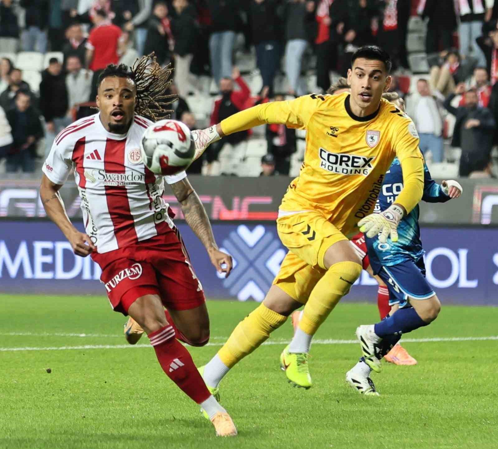 Trendyol Süper Lig: Antalyaspor: 2 - Samsunspor: 0 (İlk yarı)
