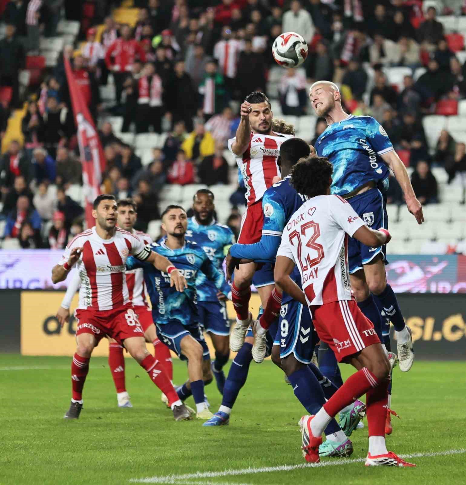 Trendyol Süper Lig: Antalyaspor: 2 - Samsunspor: 0 (İlk yarı)
