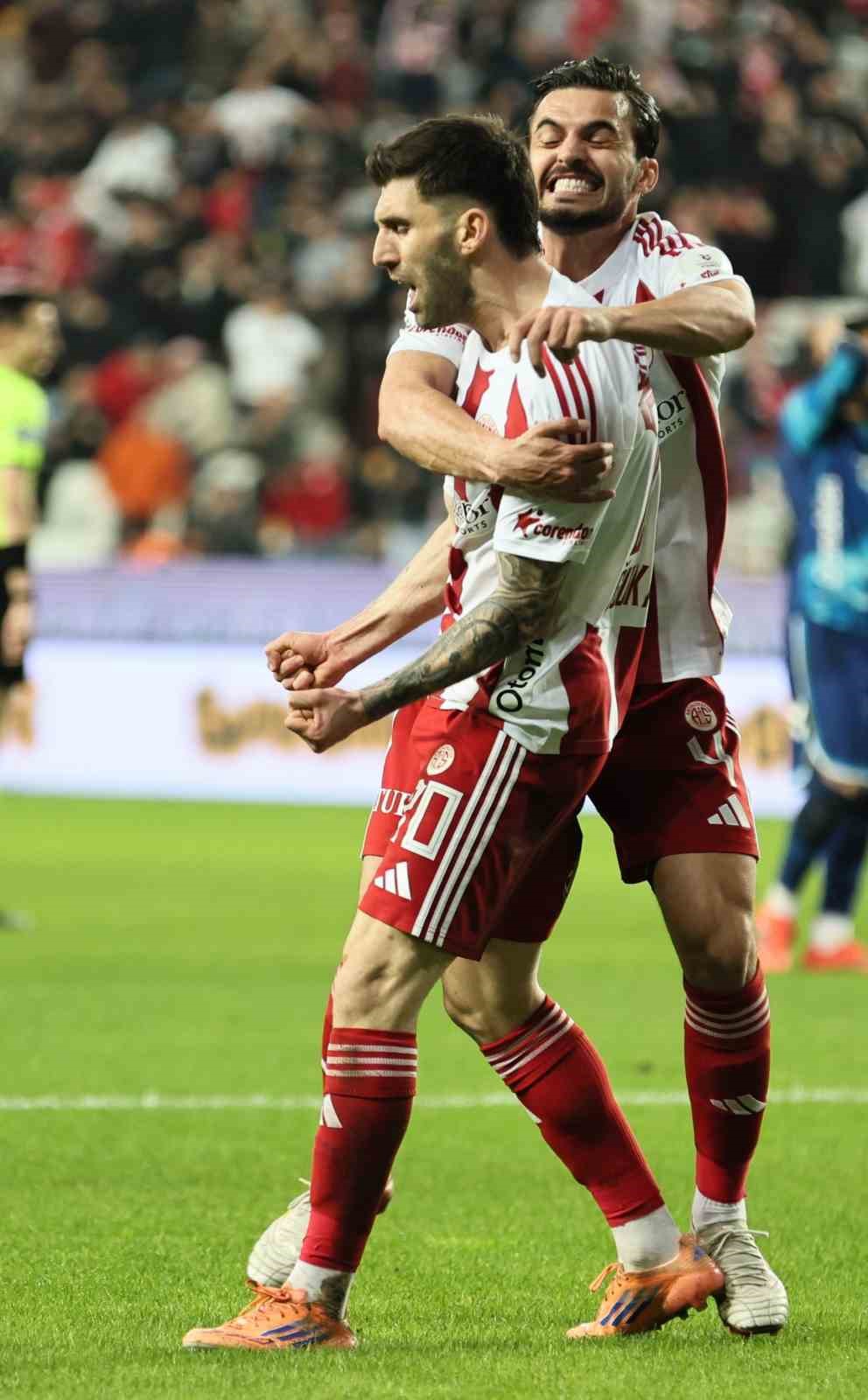 Trendyol Süper Lig: Antalyaspor: 2 - Samsunspor: 0 (İlk yarı)
