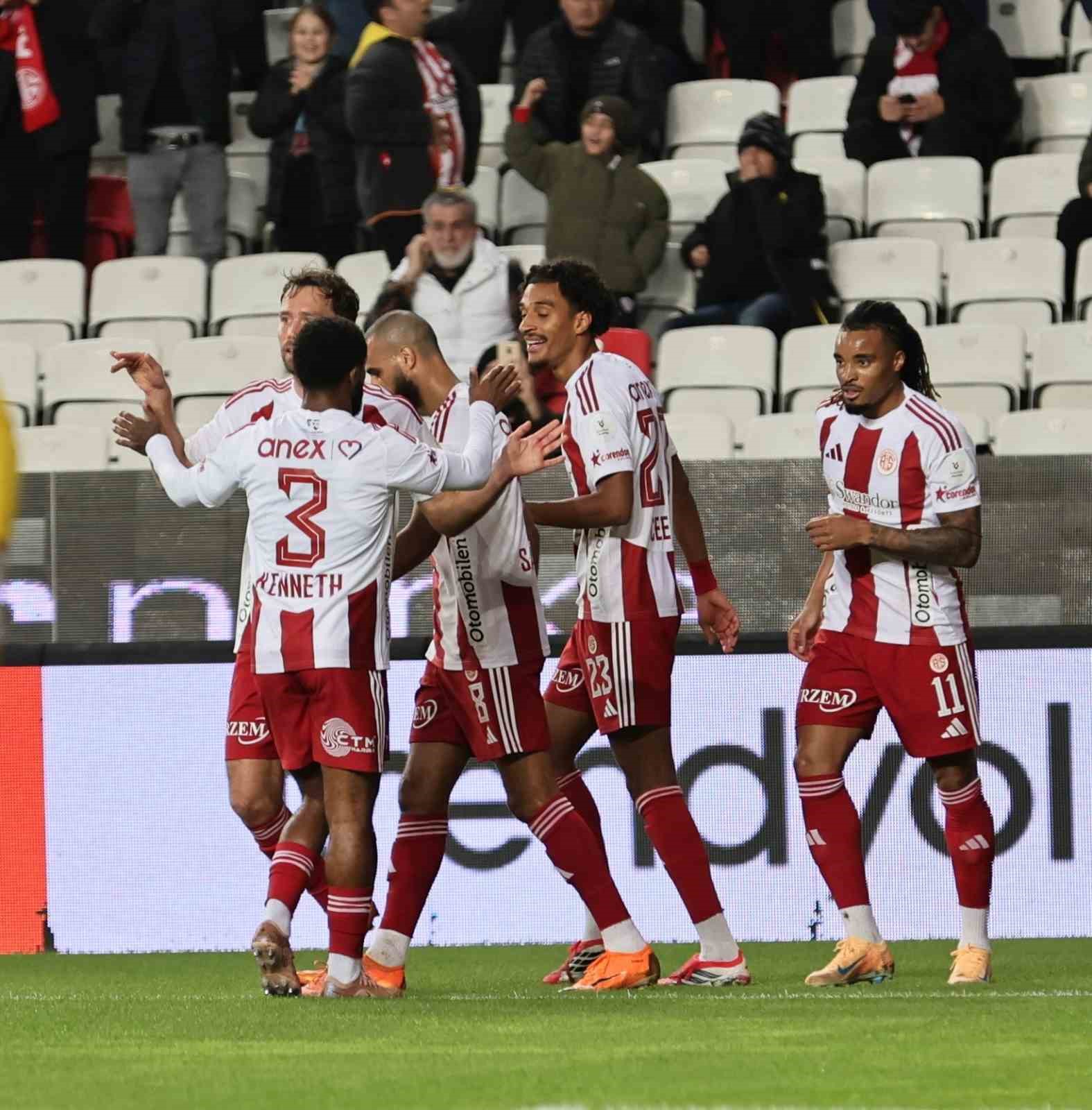 Trendyol Süper Lig: Antalyaspor: 2 - Samsunspor: 0 (İlk yarı)
