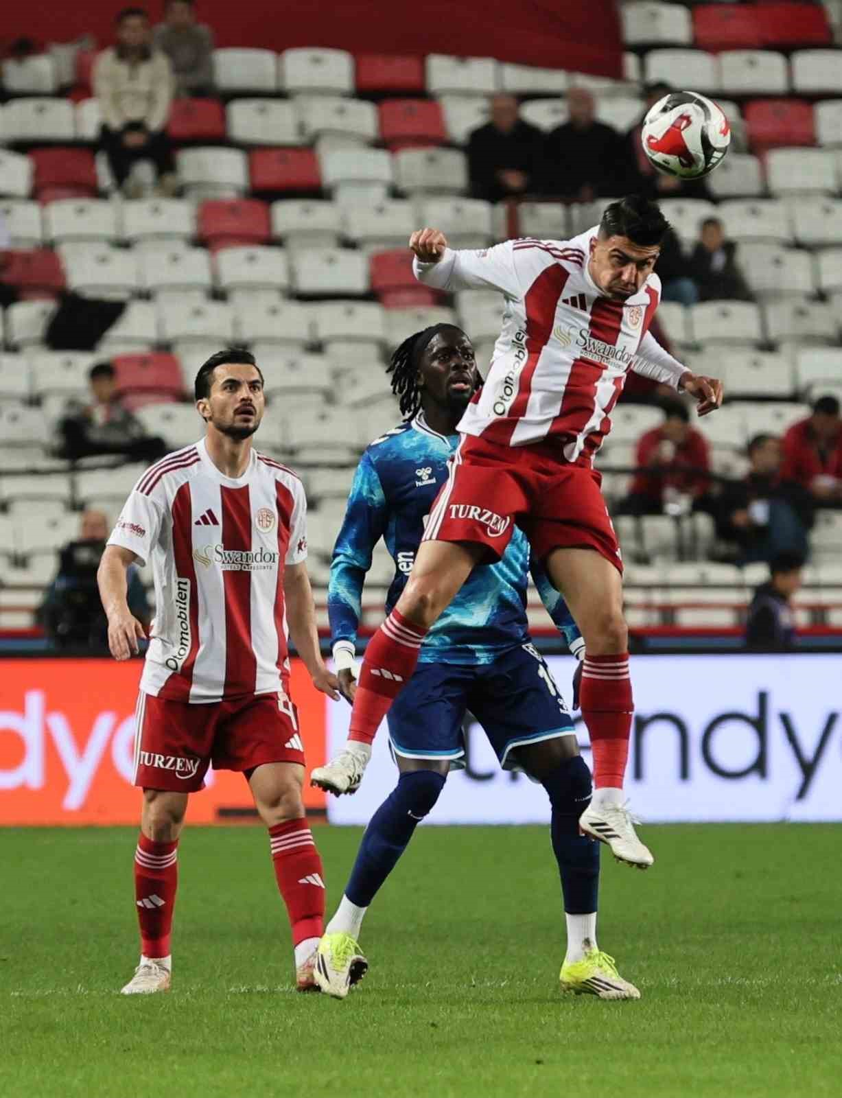 Trendyol Süper Lig: Antalyaspor: 2 - Samsunspor: 0 (İlk yarı)
