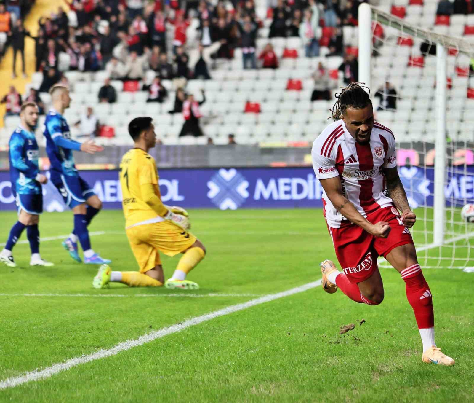 Trendyol Süper Lig: Antalyaspor: 2 - Samsunspor: 0 (İlk yarı)
