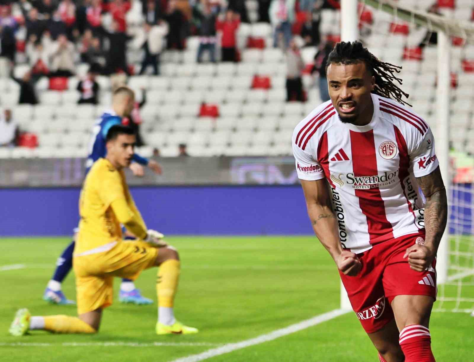 Trendyol Süper Lig: Antalyaspor: 2 - Samsunspor: 0 (İlk yarı)
