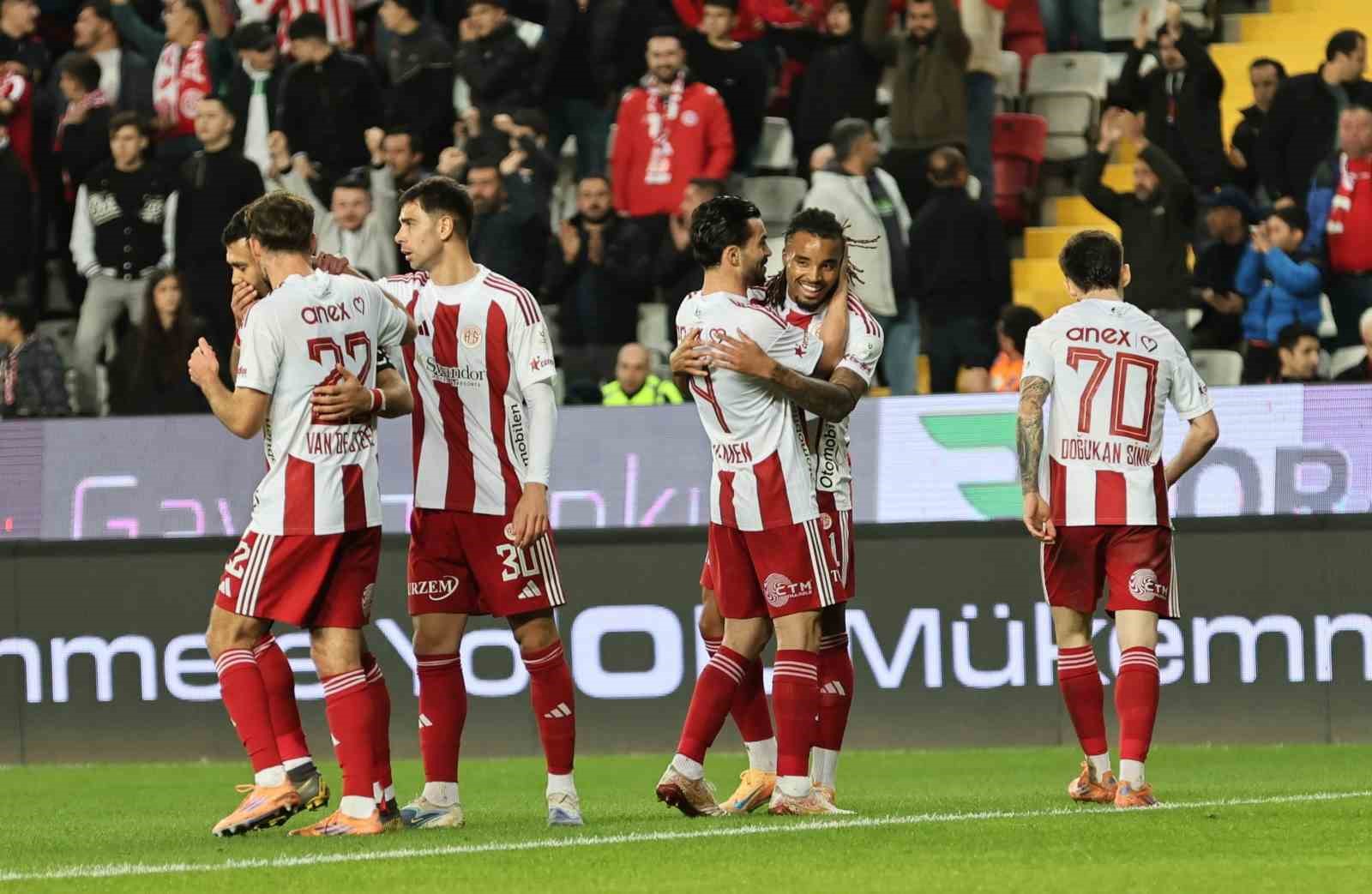 Trendyol Süper Lig: Antalyaspor: 2 - Samsunspor: 0 (İlk yarı)

