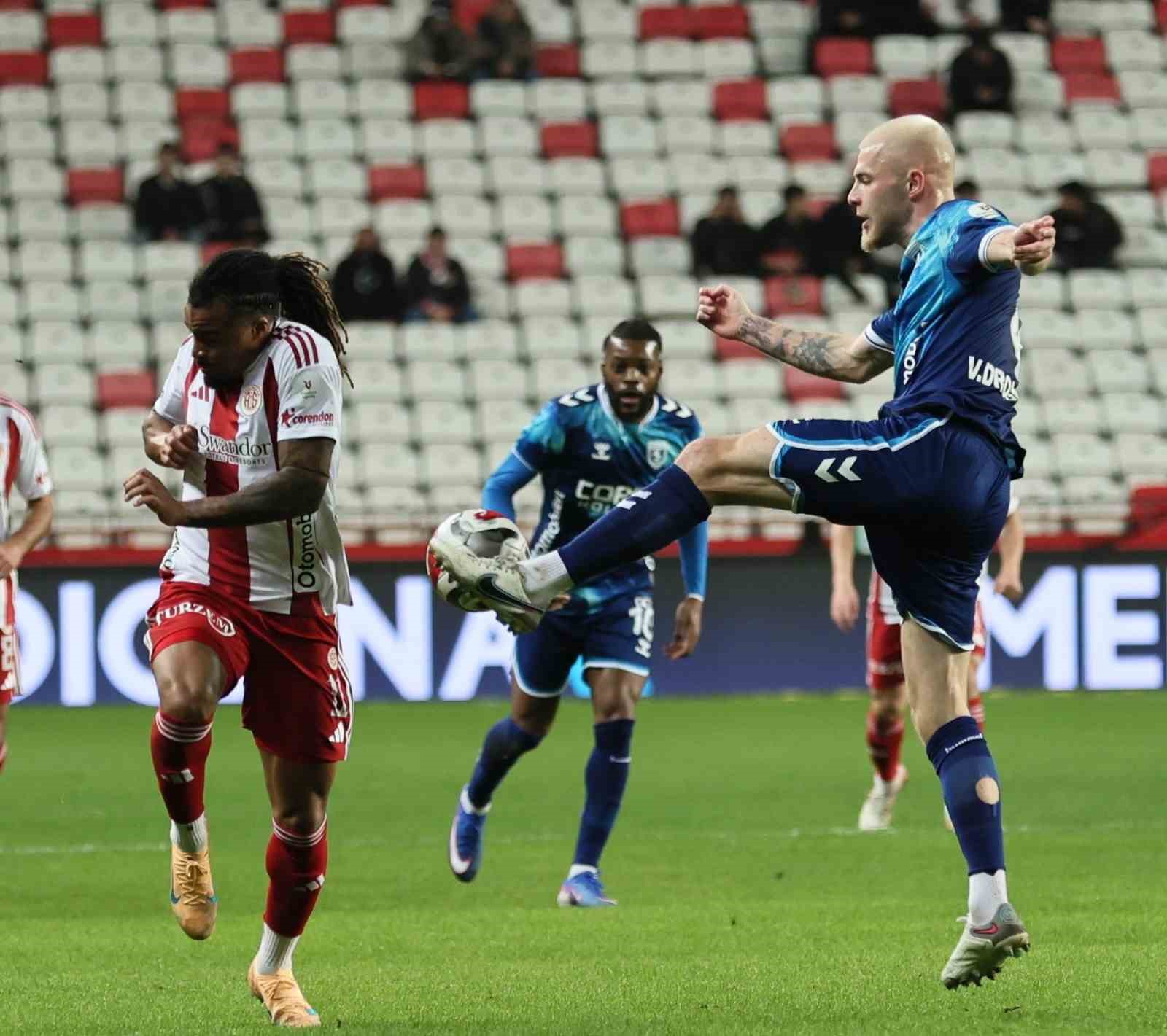 Trendyol Süper Lig: Antalyaspor: 2 - Samsunspor: 0 (İlk yarı)
