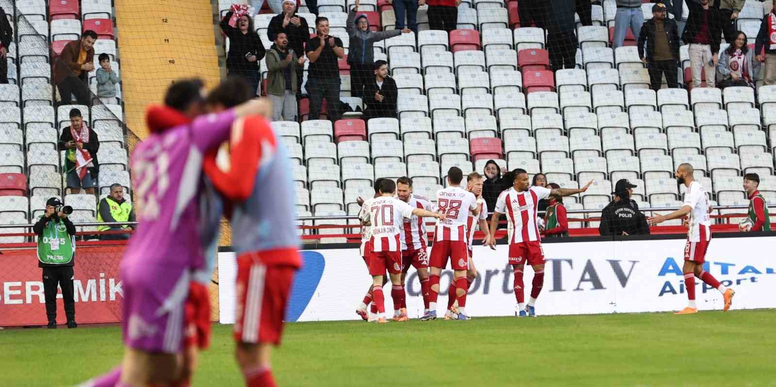 Trendyol Süper Lig: Antalyaspor: 3 - Eyüpspor: 0 (Maç sonucu)

