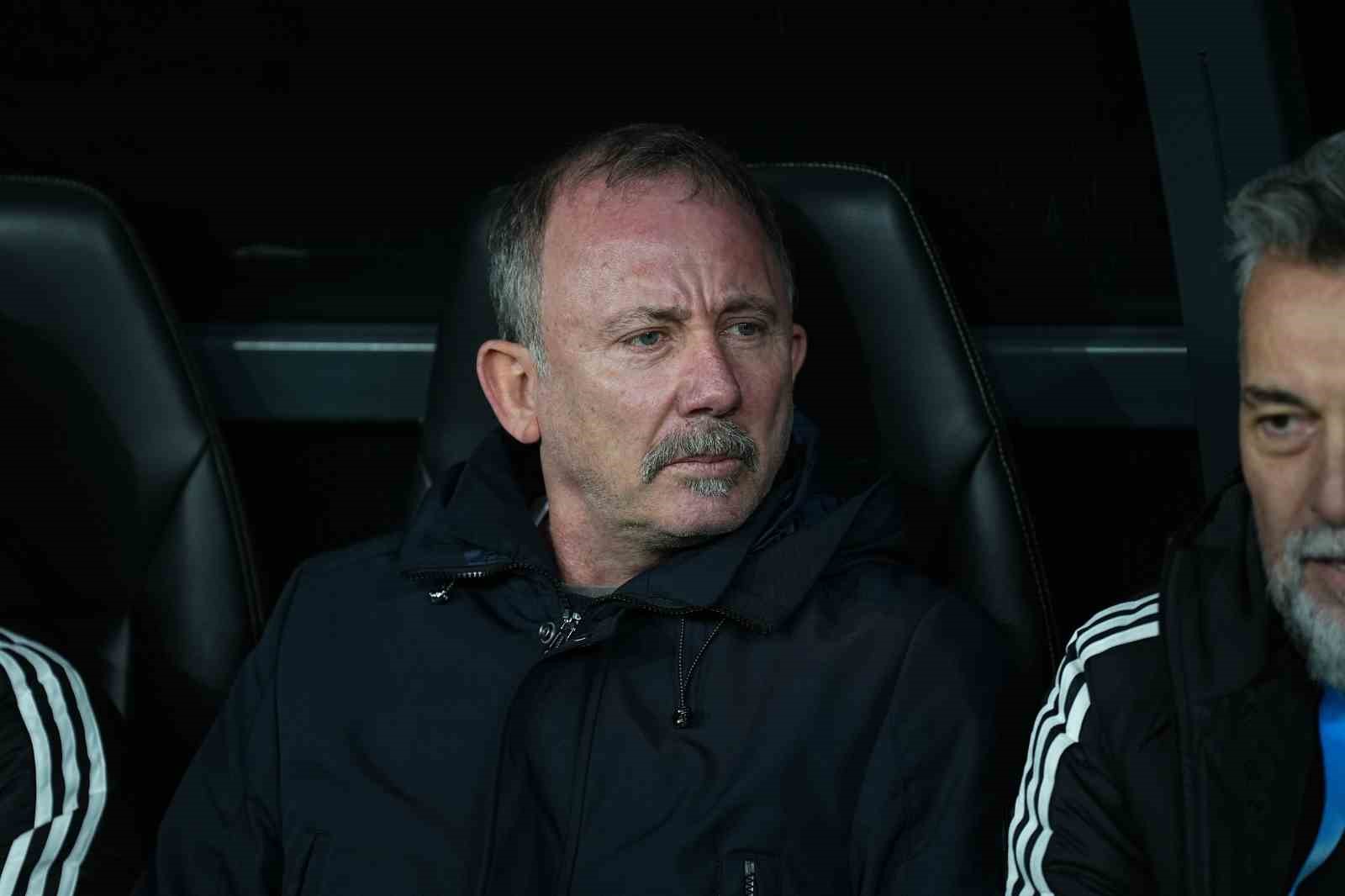 Trendyol Süper Lig: Beşiktaş: 0 - Corendon Alanyaspor: 1 (Maç devam ediyor)
