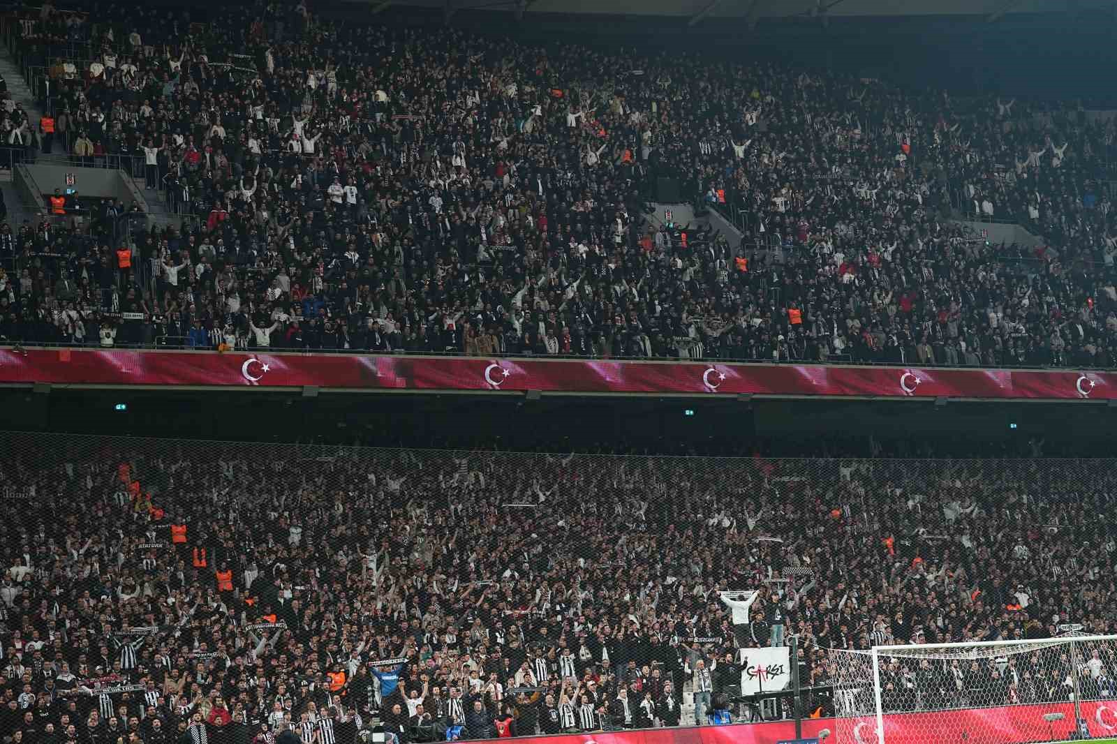 Trendyol Süper Lig: Beşiktaş: 0 - Corendon Alanyaspor: 1 (Maç devam ediyor)
