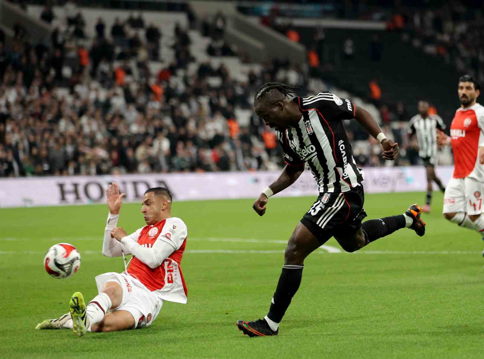 Trendyol Süper Lig: Beşiktaş: 0 - Fatih Karagümrük: 0 (İlk yarı)
