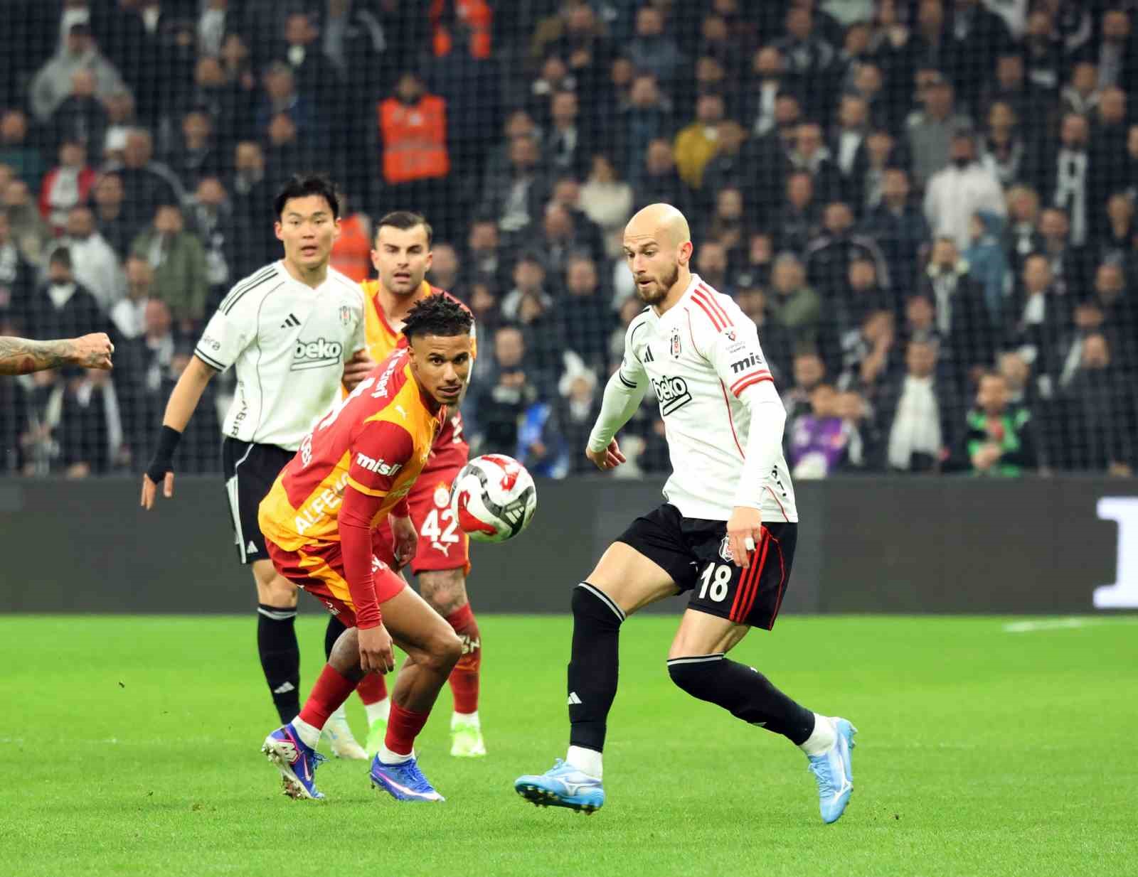 Trendyol Süper Lig: Beşiktaş: 0 - Galatasaray: 1 (İlk yarı)
Trendyol Süper Lig: Beşiktaş: 0 - Galatasaray: 1 (İlk yarı)