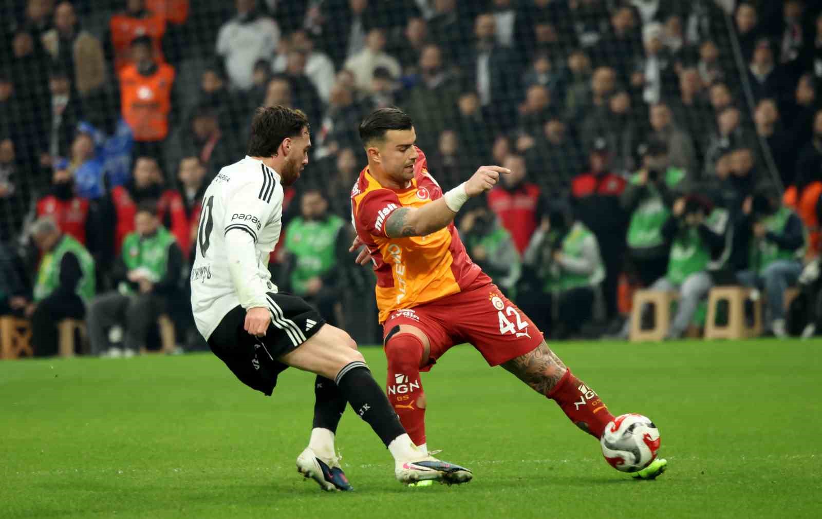 Trendyol Süper Lig: Beşiktaş: 0 - Galatasaray: 1 (İlk yarı)
Trendyol Süper Lig: Beşiktaş: 0 - Galatasaray: 1 (İlk yarı)