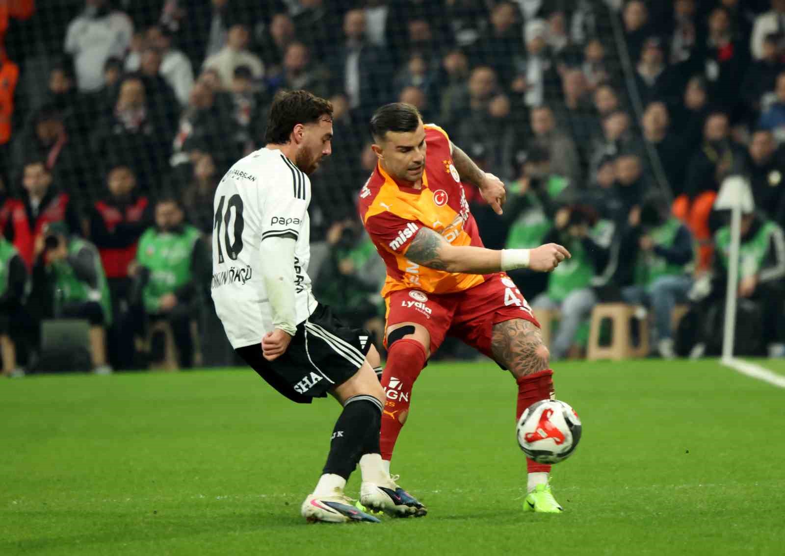 Trendyol Süper Lig: Beşiktaş: 0 - Galatasaray: 1 (İlk yarı)
Trendyol Süper Lig: Beşiktaş: 0 - Galatasaray: 1 (İlk yarı)