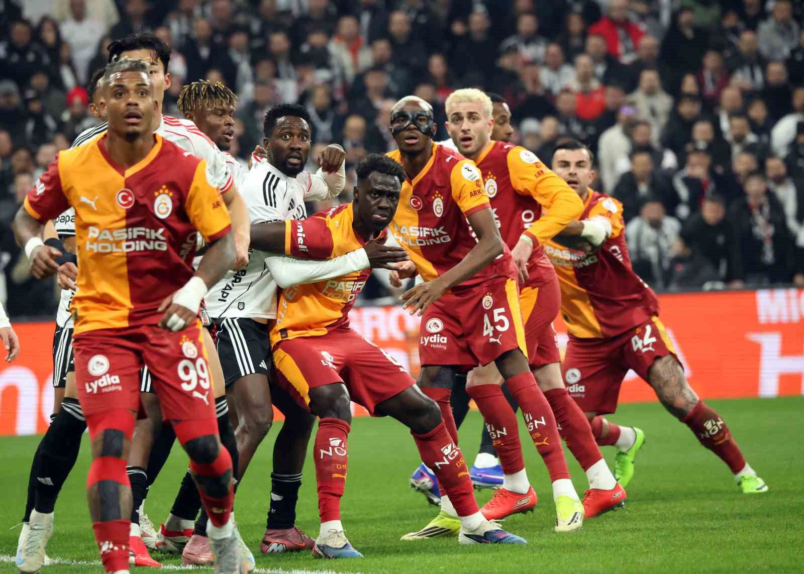 Trendyol Süper Lig: Beşiktaş: 0 - Galatasaray: 1 (İlk yarı)
Trendyol Süper Lig: Beşiktaş: 0 - Galatasaray: 1 (İlk yarı)