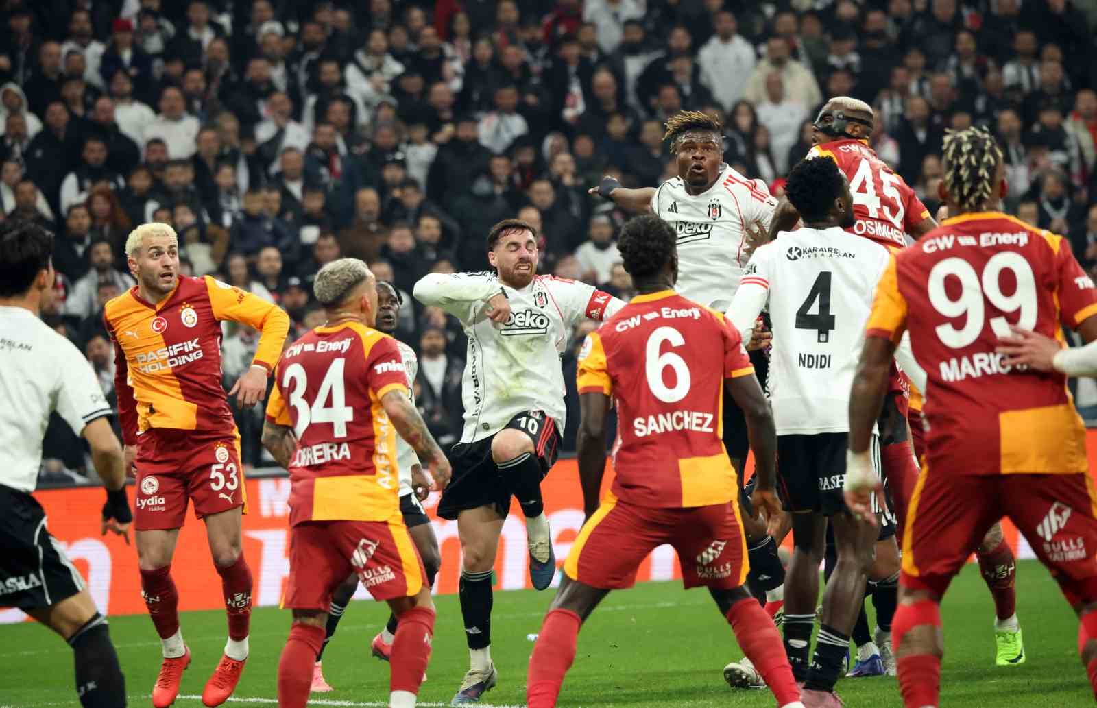 Trendyol Süper Lig: Beşiktaş: 0 - Galatasaray: 1 (İlk yarı)
Trendyol Süper Lig: Beşiktaş: 0 - Galatasaray: 1 (İlk yarı)