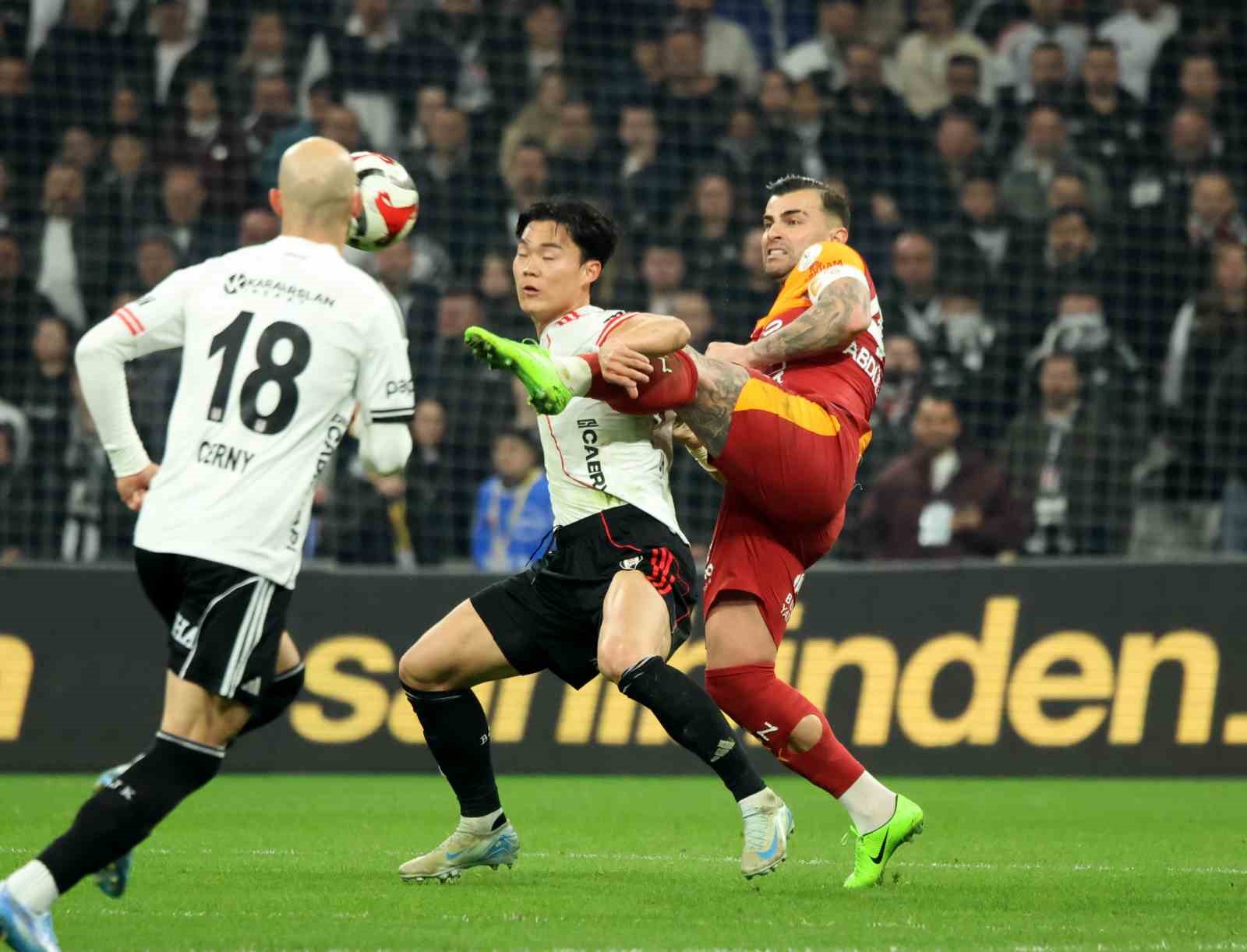 Trendyol Süper Lig: Beşiktaş: 0 - Galatasaray: 1 (İlk yarı)
Trendyol Süper Lig: Beşiktaş: 0 - Galatasaray: 1 (İlk yarı)