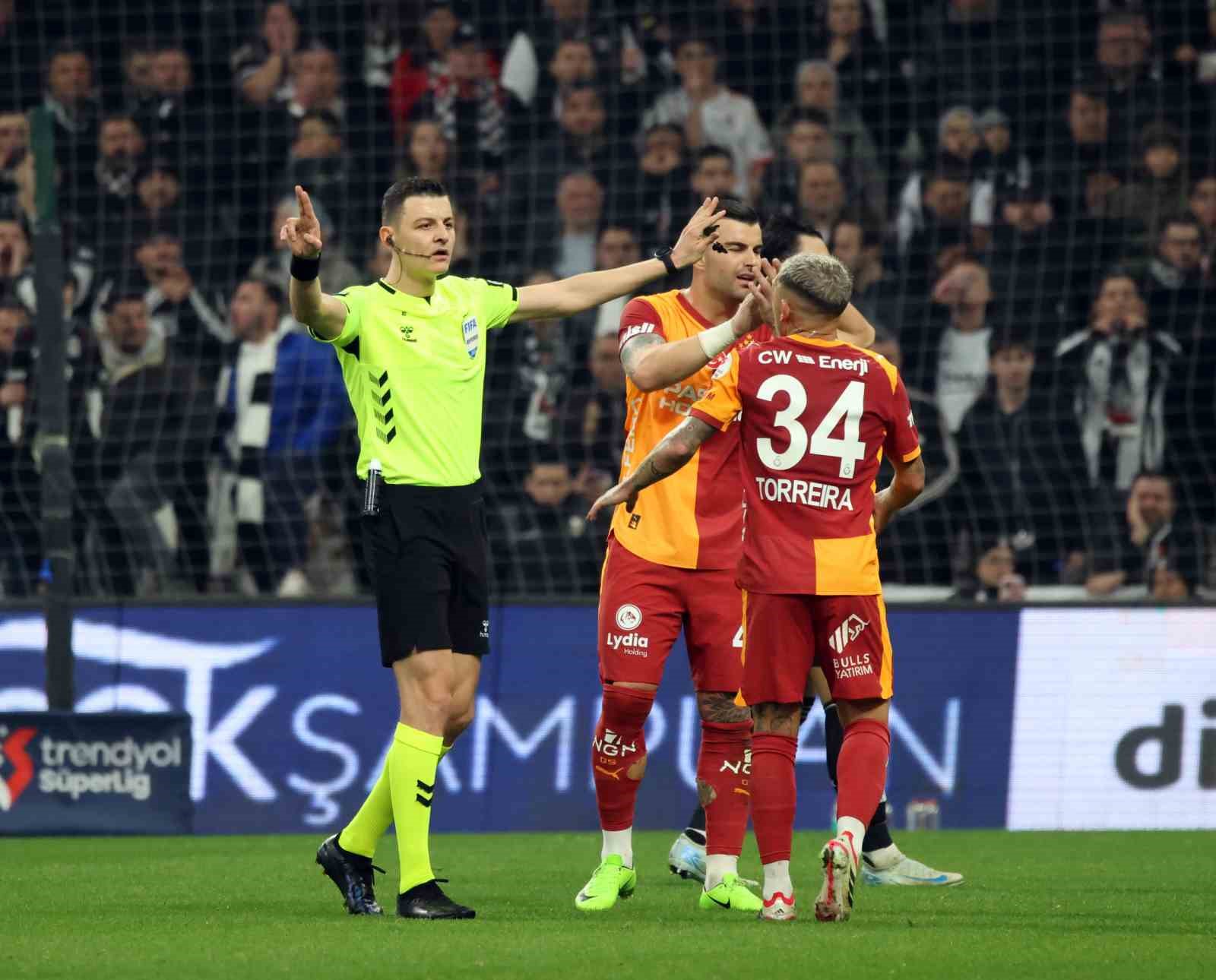 Trendyol Süper Lig: Beşiktaş: 0 - Galatasaray: 1 (İlk yarı)
Trendyol Süper Lig: Beşiktaş: 0 - Galatasaray: 1 (İlk yarı)