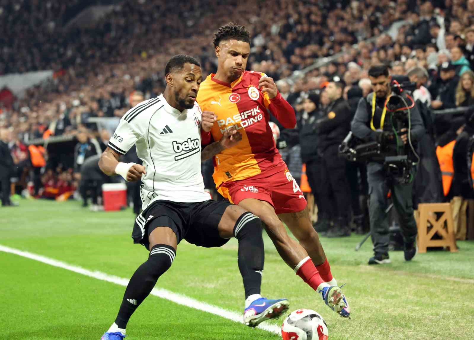 Trendyol Süper Lig: Beşiktaş: 0 - Galatasaray: 1 (İlk yarı)
Trendyol Süper Lig: Beşiktaş: 0 - Galatasaray: 1 (İlk yarı)