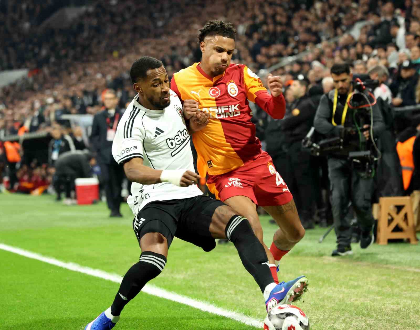 Trendyol Süper Lig: Beşiktaş: 0 - Galatasaray: 1 (İlk yarı)
Trendyol Süper Lig: Beşiktaş: 0 - Galatasaray: 1 (İlk yarı)