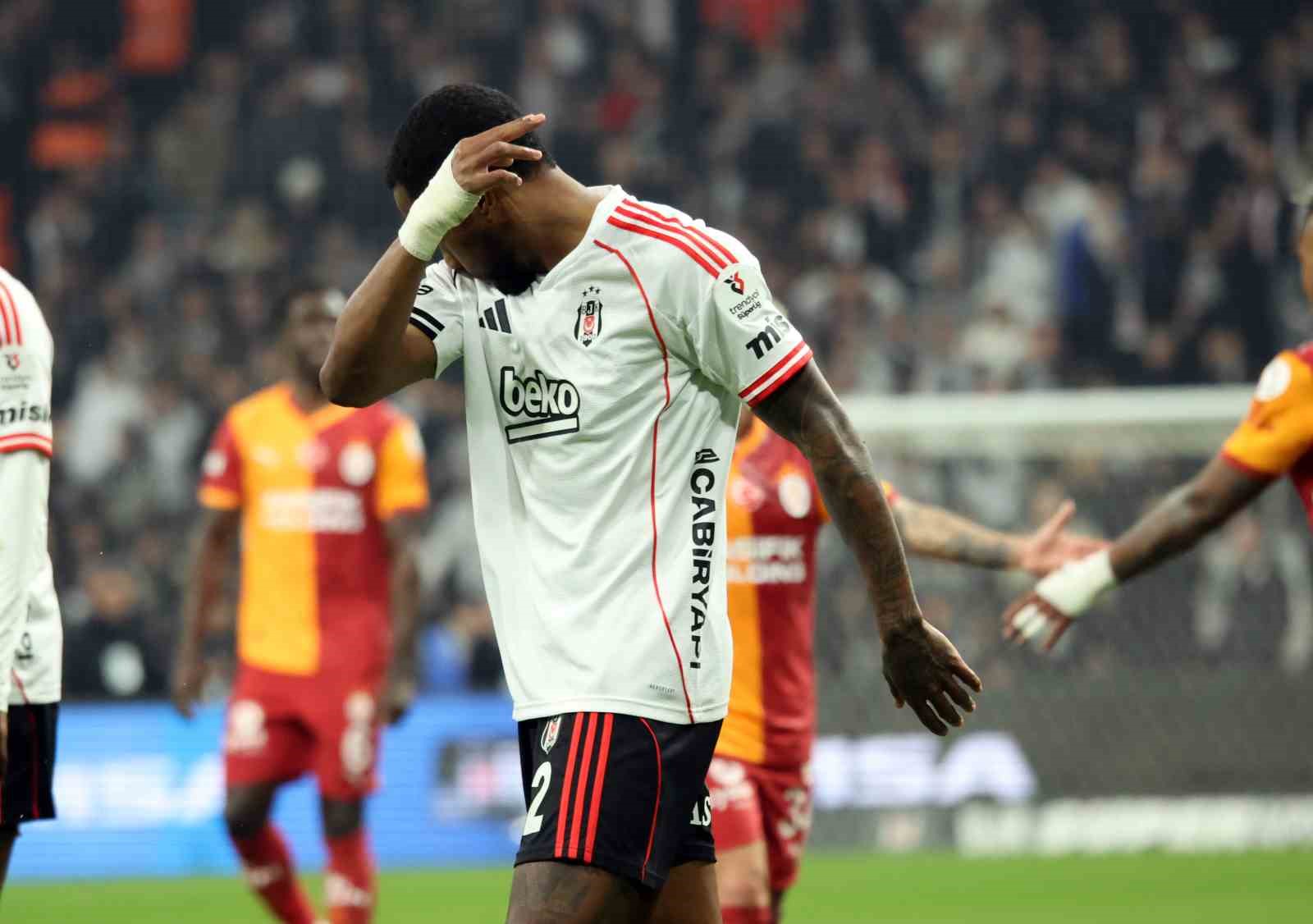 Trendyol Süper Lig: Beşiktaş: 0 - Galatasaray: 1 (İlk yarı)
Trendyol Süper Lig: Beşiktaş: 0 - Galatasaray: 1 (İlk yarı)