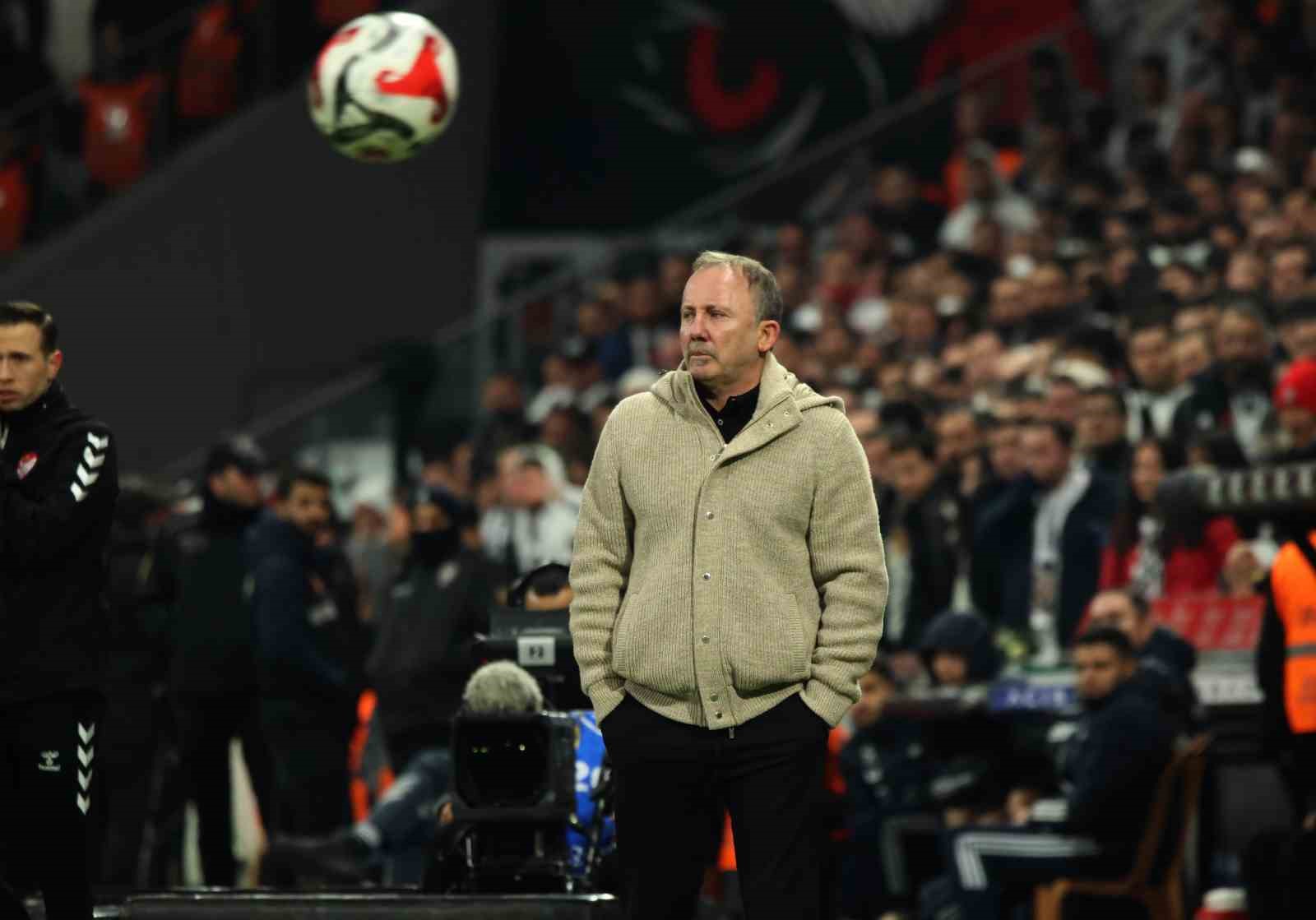 Trendyol Süper Lig: Beşiktaş: 0 - Galatasaray: 1 (İlk yarı)
Trendyol Süper Lig: Beşiktaş: 0 - Galatasaray: 1 (İlk yarı)