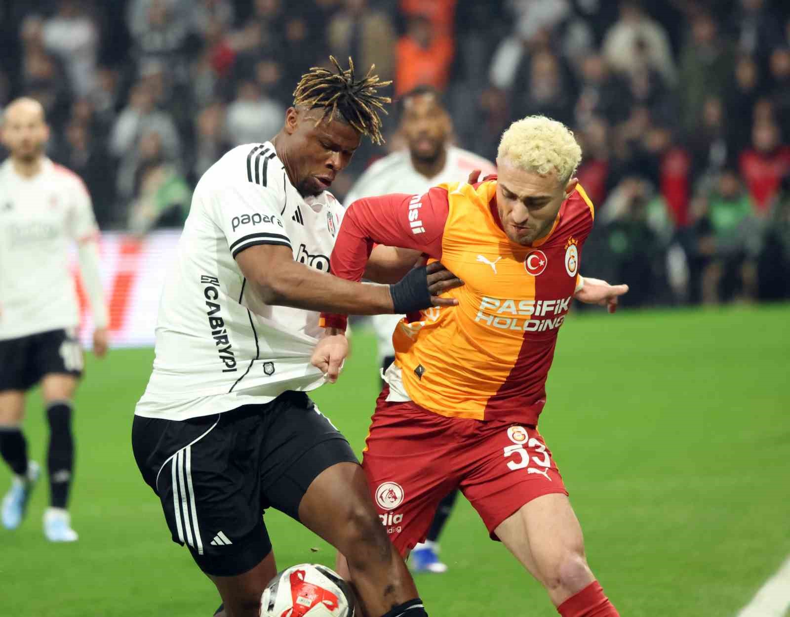 Trendyol Süper Lig: Beşiktaş: 0 - Galatasaray: 1 (İlk yarı)
Trendyol Süper Lig: Beşiktaş: 0 - Galatasaray: 1 (İlk yarı)