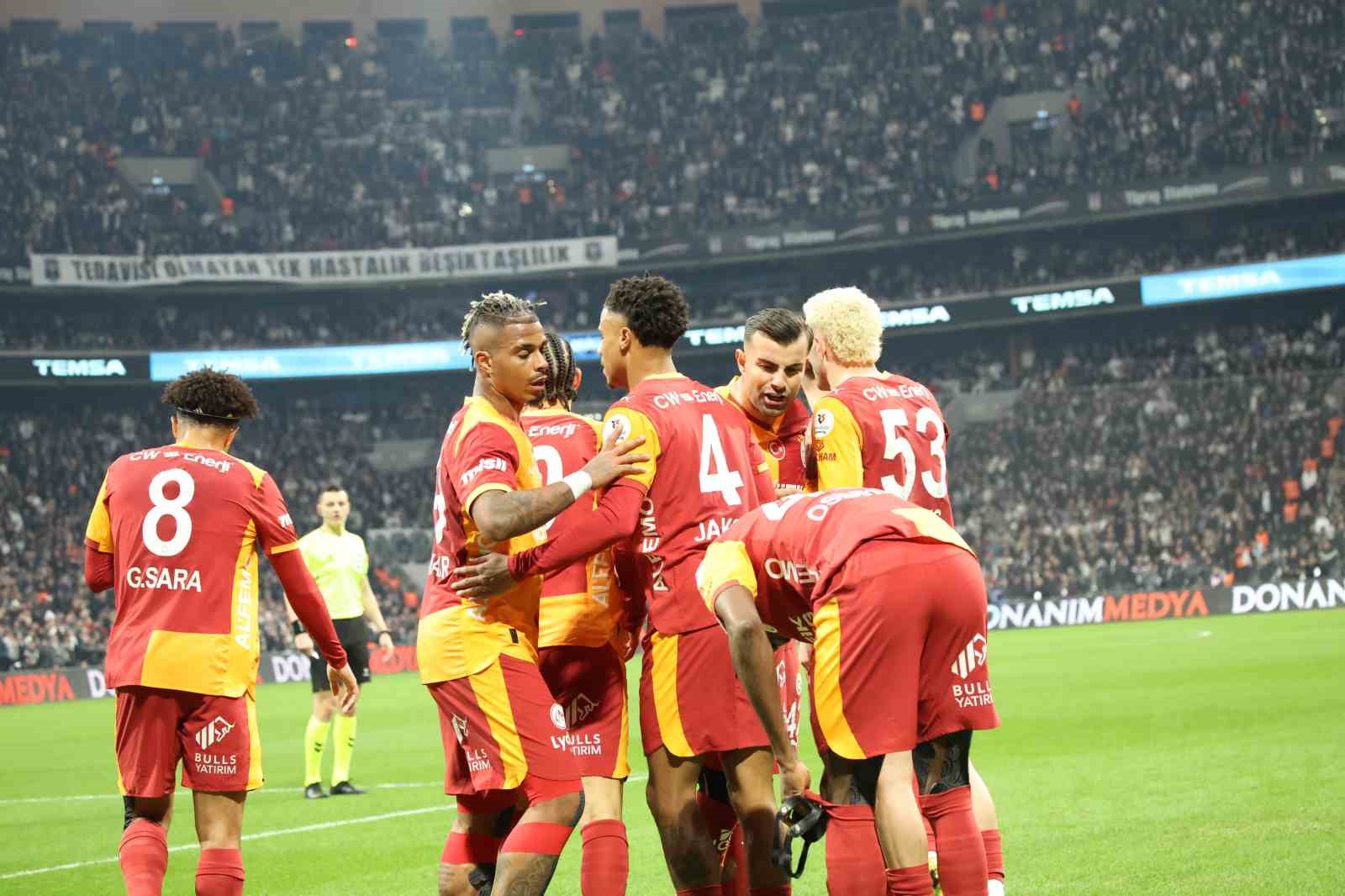 Trendyol Süper Lig: Beşiktaş: 0 - Galatasaray: 1 (İlk yarı)
Trendyol Süper Lig: Beşiktaş: 0 - Galatasaray: 1 (İlk yarı)
