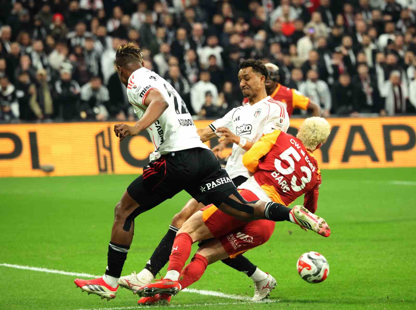 Trendyol Süper Lig: Beşiktaş: 0 - Galatasaray: 1 (İlk yarı)
Trendyol Süper Lig: Beşiktaş: 0 - Galatasaray: 1 (İlk yarı)