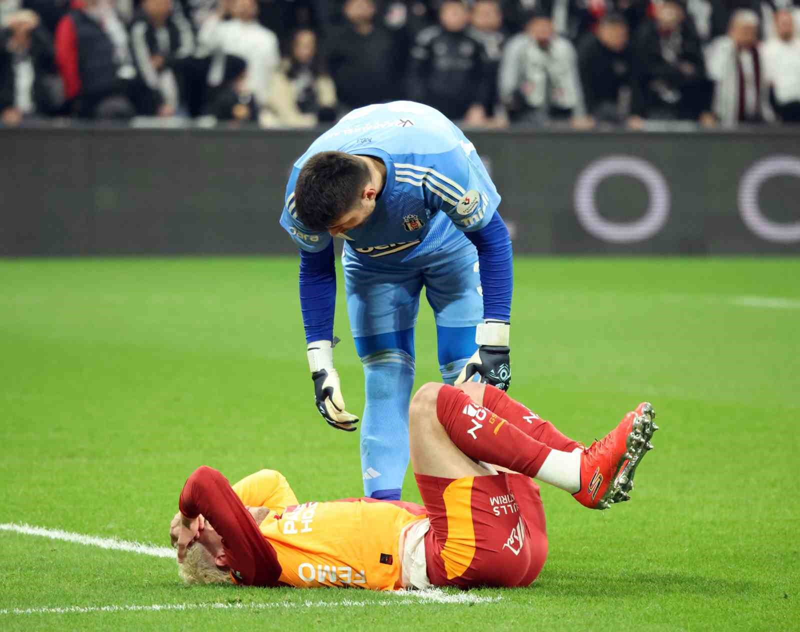 Trendyol Süper Lig: Beşiktaş: 0 - Galatasaray: 1 (İlk yarı)
Trendyol Süper Lig: Beşiktaş: 0 - Galatasaray: 1 (İlk yarı)