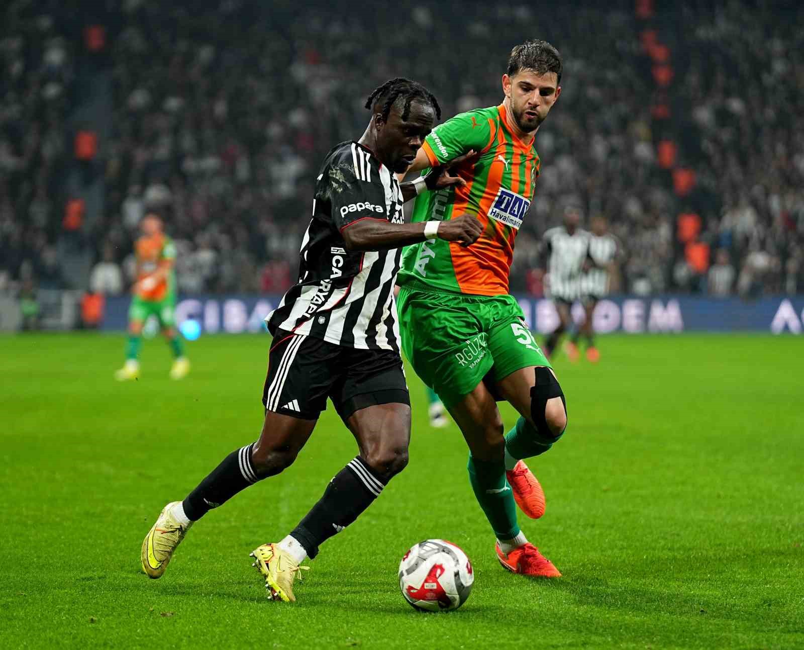 Trendyol Süper Lig: Beşiktaş: 1 - Corendon Alanyaspor: 2 (İlk yarı)
