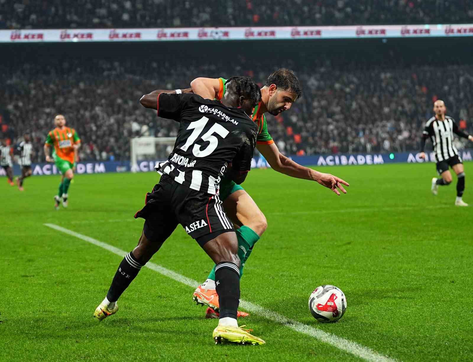 Trendyol Süper Lig: Beşiktaş: 1 - Corendon Alanyaspor: 2 (İlk yarı)
