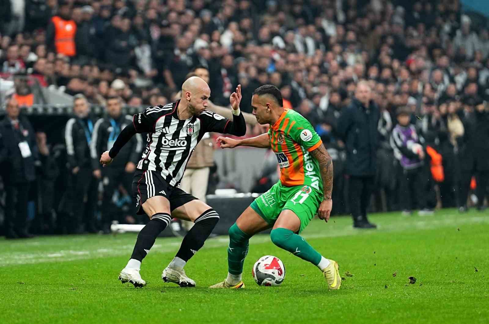 Trendyol Süper Lig: Beşiktaş: 1 - Corendon Alanyaspor: 2 (İlk yarı)
