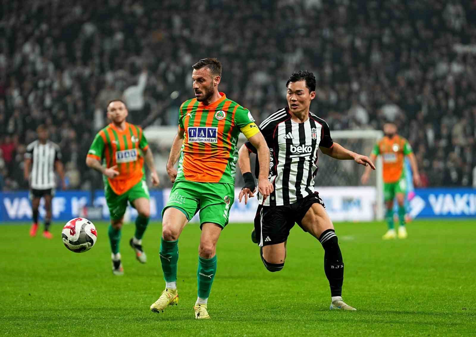 Trendyol Süper Lig: Beşiktaş: 1 - Corendon Alanyaspor: 2 (İlk yarı)
