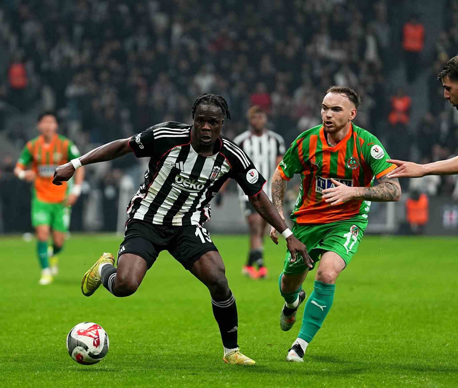 Trendyol Süper Lig: Beşiktaş: 1 - Corendon Alanyaspor: 2 (İlk yarı)
