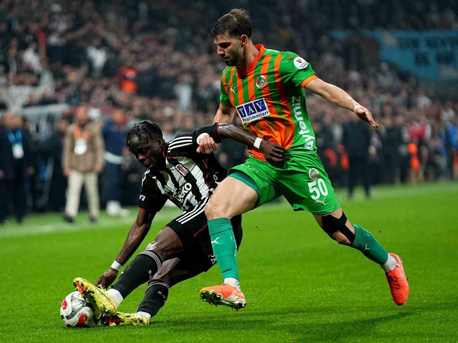 Trendyol Süper Lig: Beşiktaş: 1 - Corendon Alanyaspor: 2 (İlk yarı)
