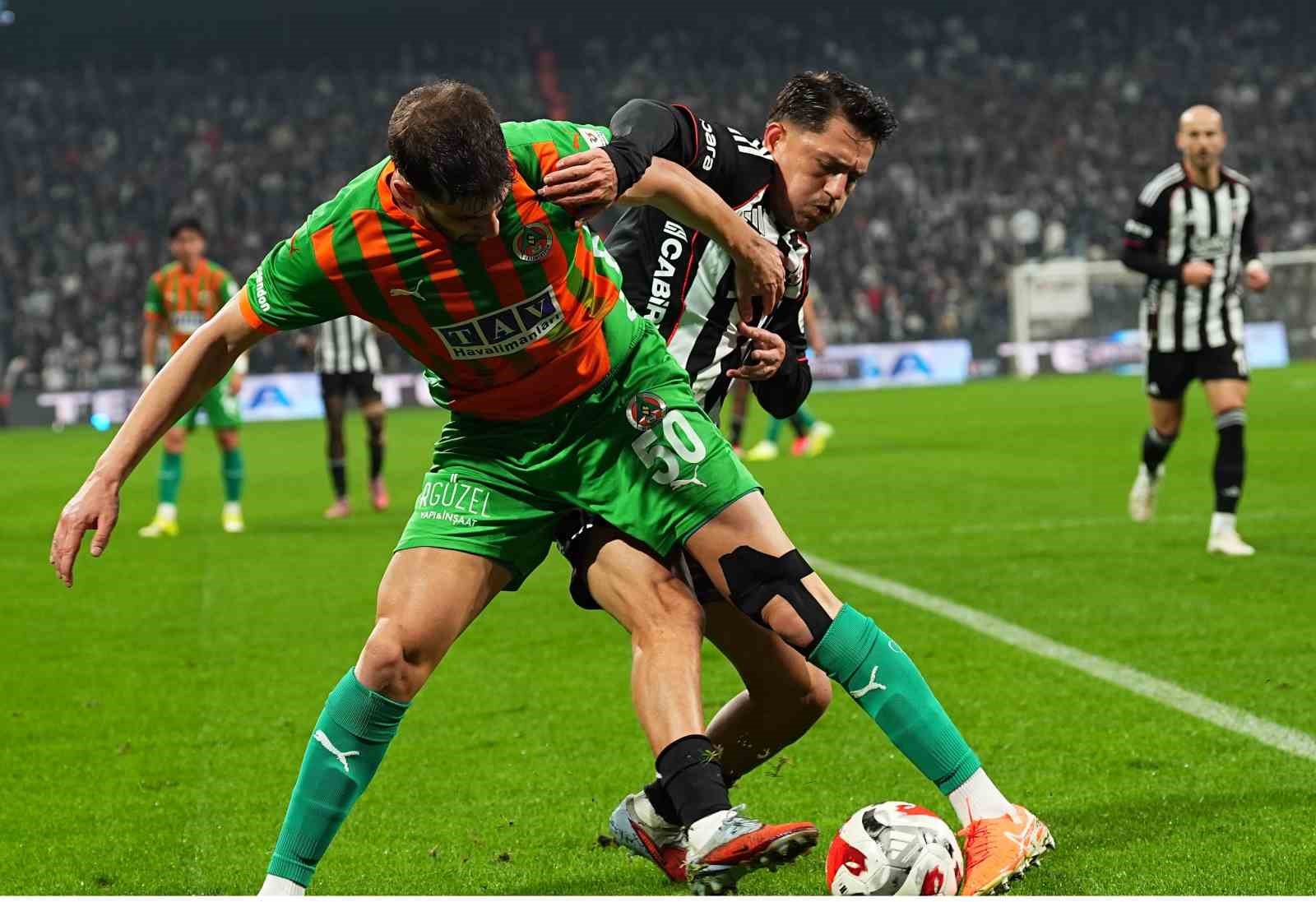 Trendyol Süper Lig: Beşiktaş: 1 - Corendon Alanyaspor: 2 (İlk yarı)
