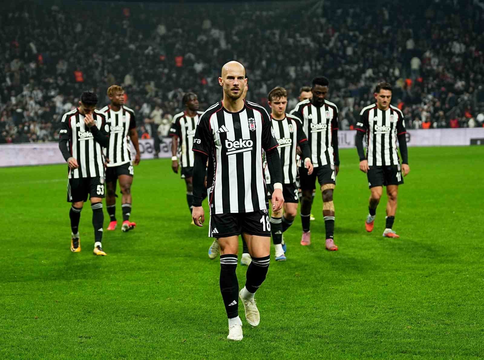 Trendyol Süper Lig: Beşiktaş: 1 - Corendon Alanyaspor: 2 (İlk yarı)
