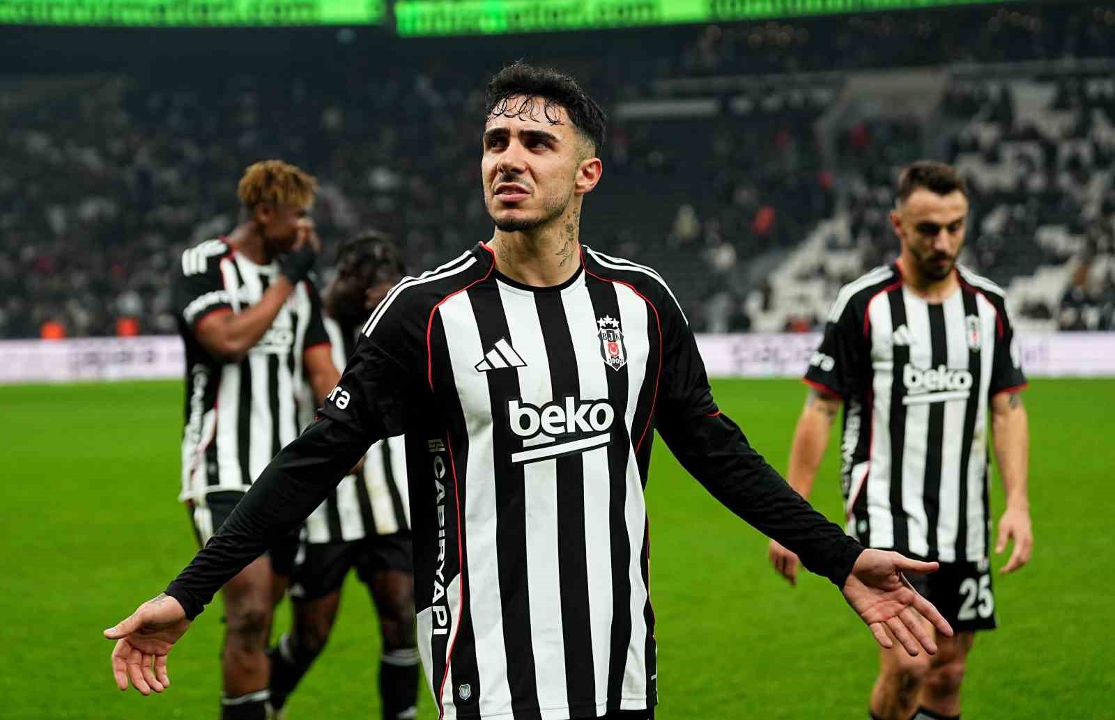 Trendyol Süper Lig: Beşiktaş: 1 - Corendon Alanyaspor: 2 (İlk yarı)
