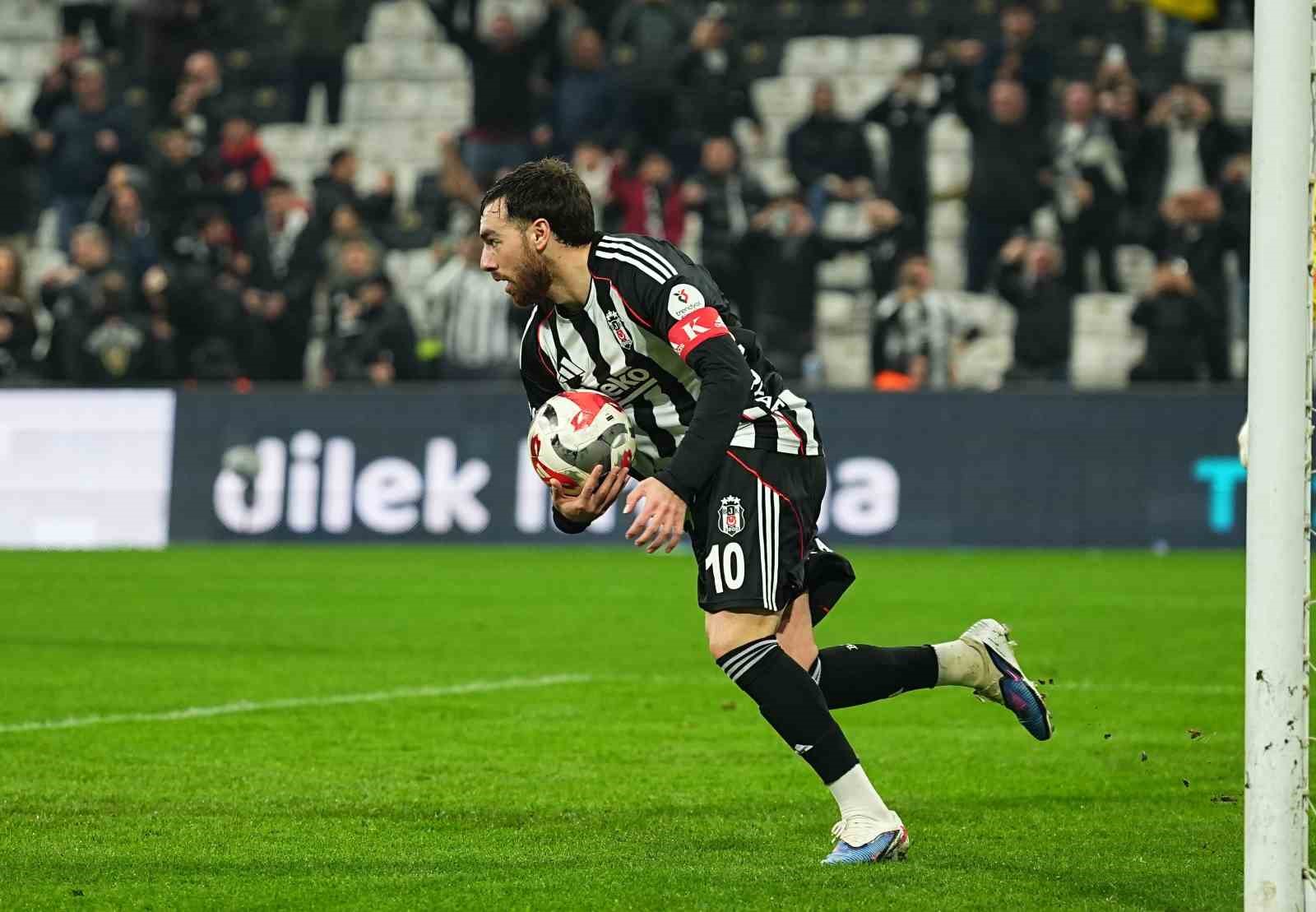 Trendyol Süper Lig: Beşiktaş: 1 - Corendon Alanyaspor: 2 (İlk yarı)
