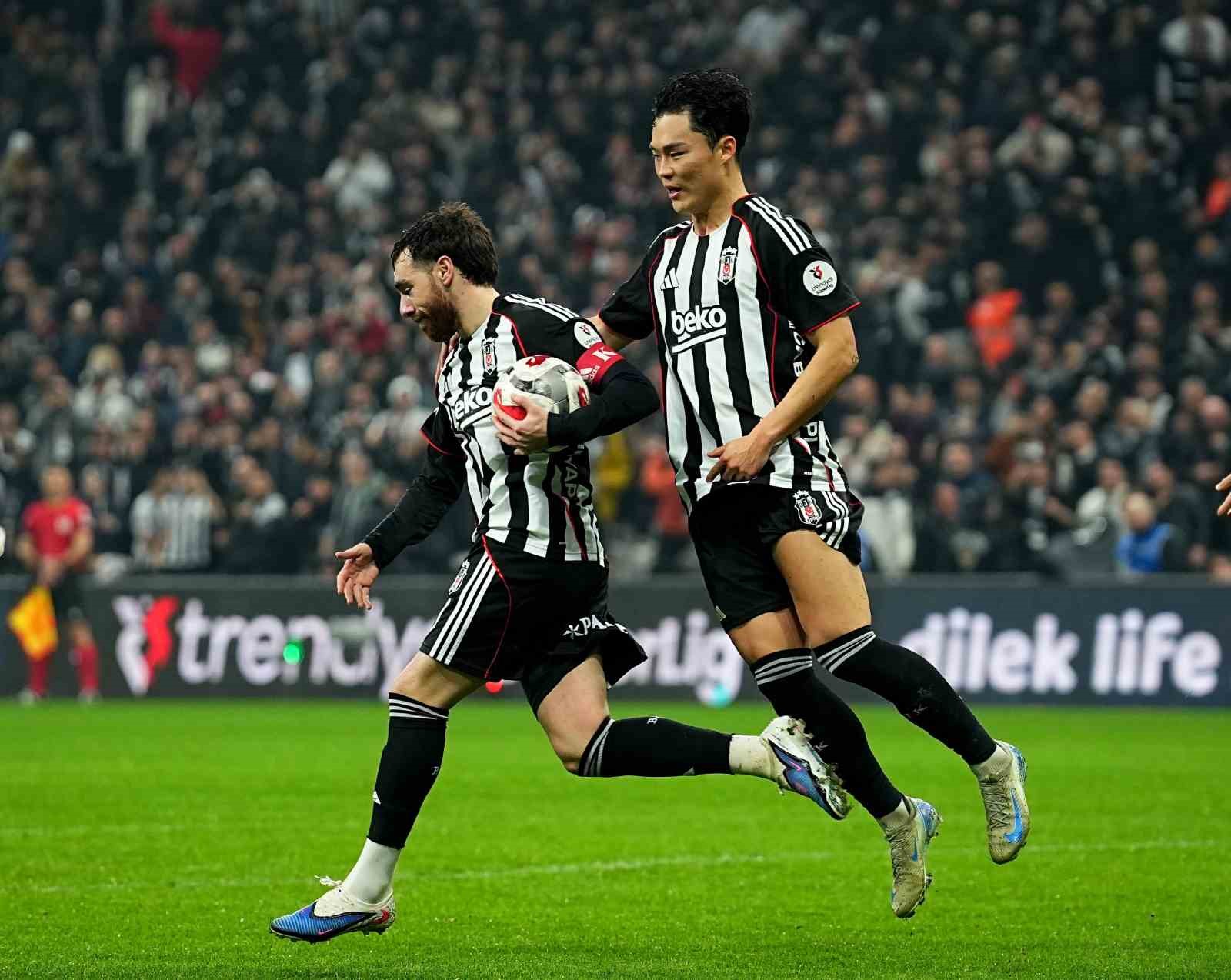 Trendyol Süper Lig: Beşiktaş: 1 - Corendon Alanyaspor: 2 (İlk yarı)
