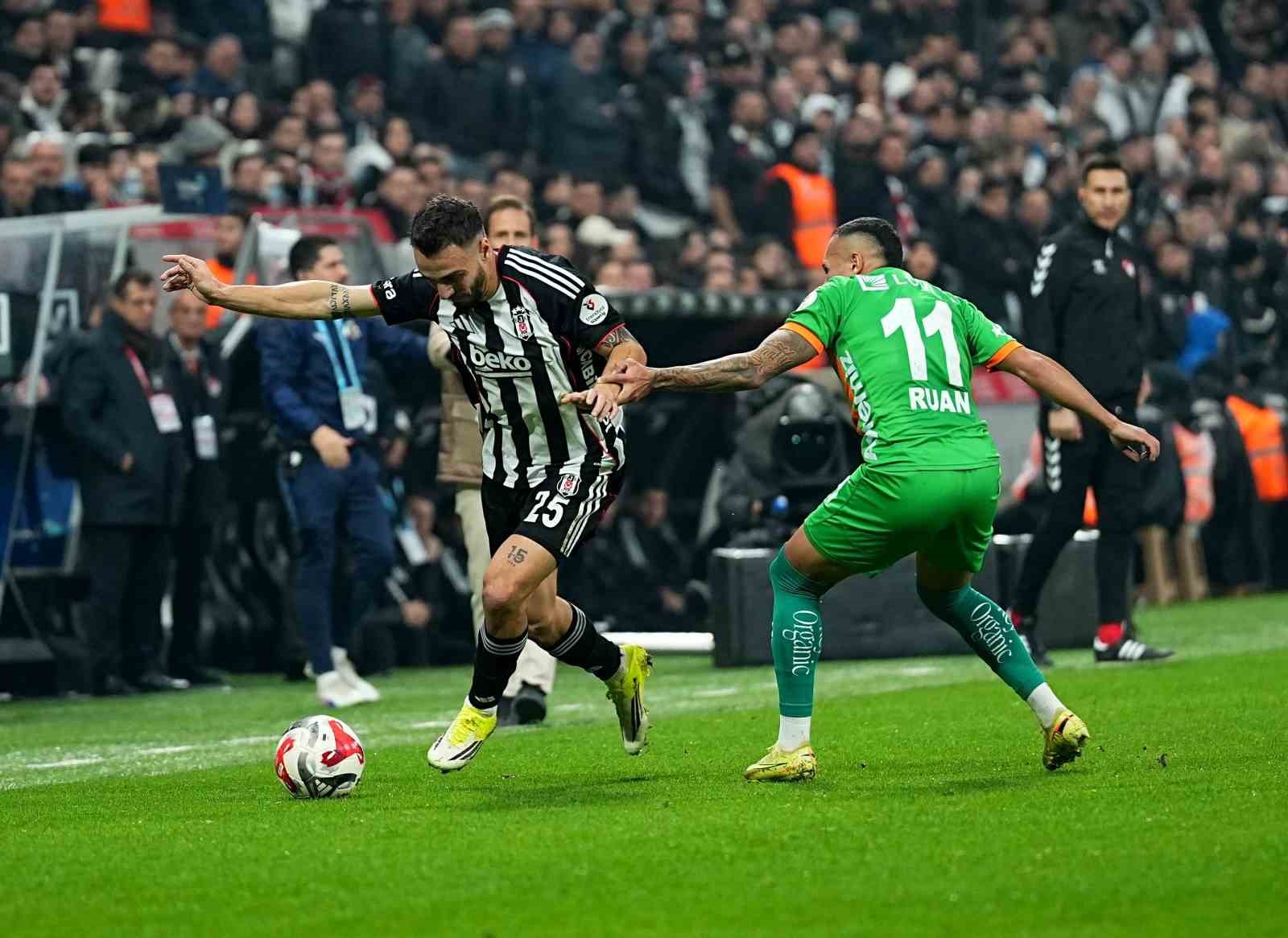 Trendyol Süper Lig: Beşiktaş: 1 - Corendon Alanyaspor: 2 (İlk yarı)
