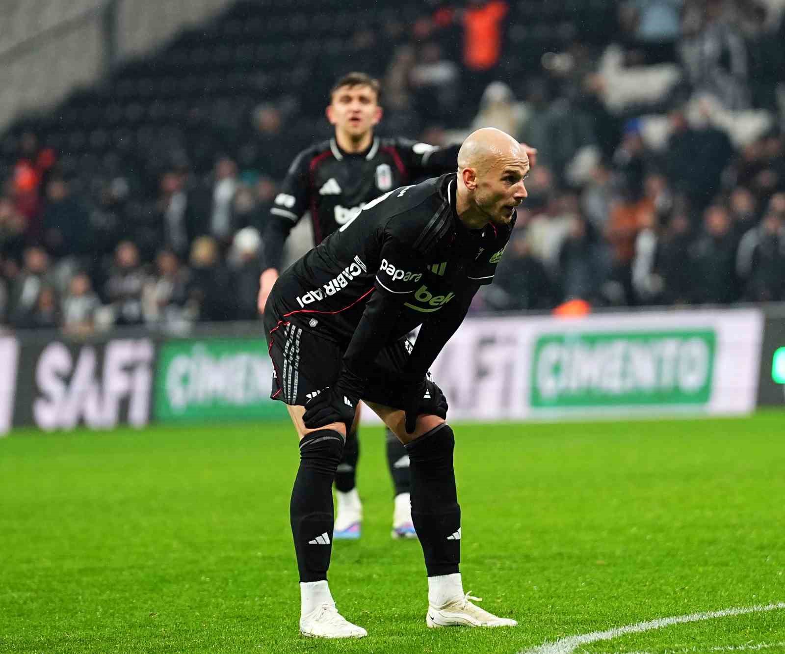 Trendyol Süper Lig: Beşiktaş: 1 - Konyaspor: 1 (İlk yarı)
