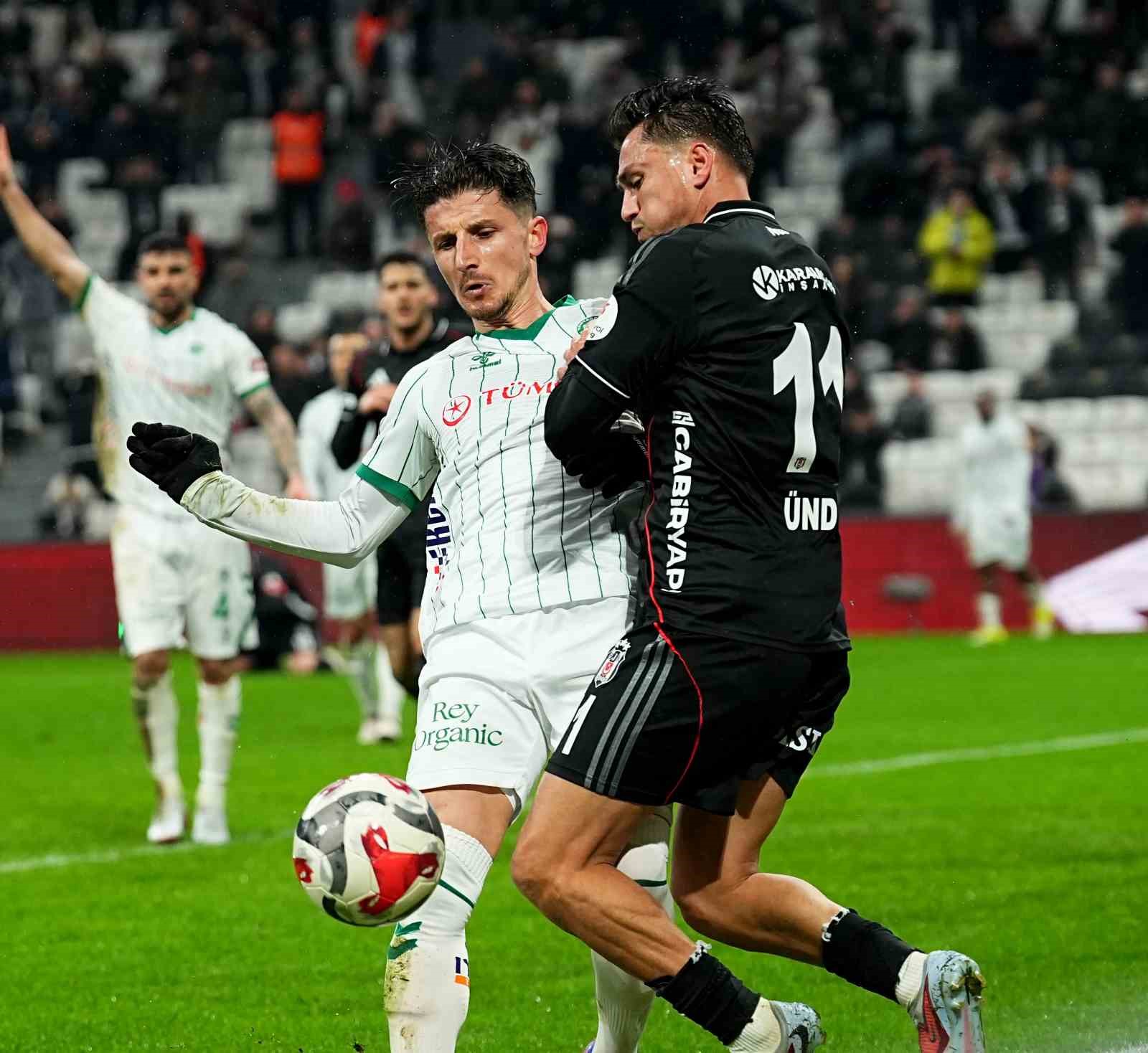 Trendyol Süper Lig: Beşiktaş: 1 - Konyaspor: 1 (İlk yarı)

