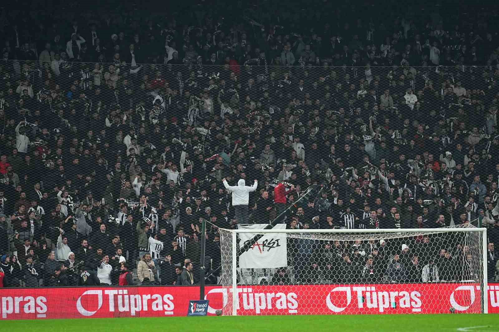Trendyol Süper Lig: Beşiktaş: 1 - Konyaspor: 1 (İlk yarı)
