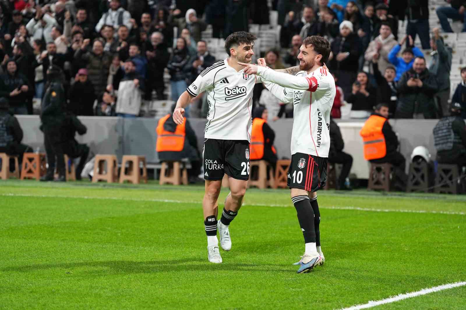Trendyol Süper Lig: Beşiktaş: 2 - Antalyaspor: 0 (Maç devam ediyor)
