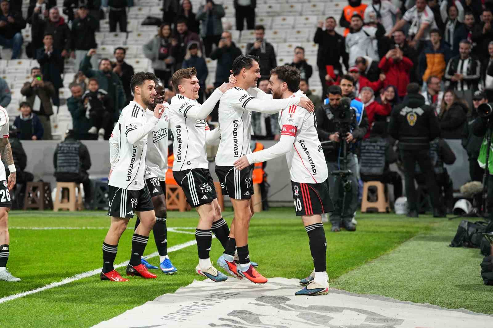 Trendyol Süper Lig: Beşiktaş: 2 - Antalyaspor: 0 (Maç devam ediyor)
