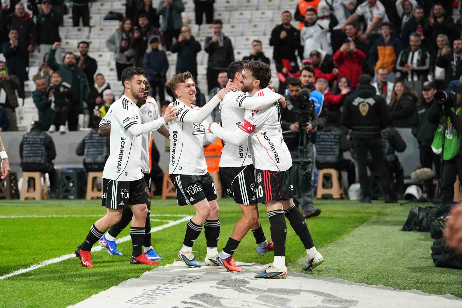 Trendyol Süper Lig: Beşiktaş: 2 - Antalyaspor: 0 (Maç devam ediyor)
