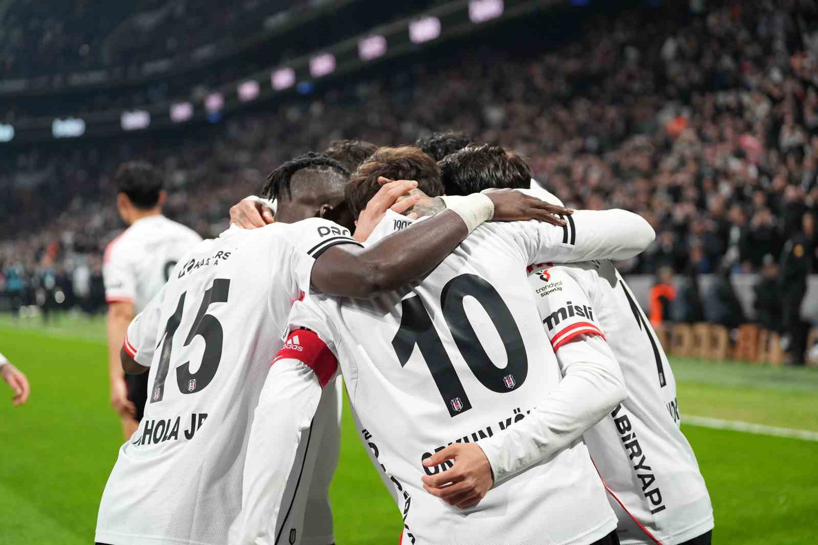 Trendyol Süper Lig: Beşiktaş: 2 - Antalyaspor: 0 (Maç devam ediyor)
